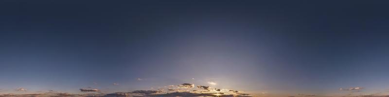 nahtloses Hdri-Panorama 360-Grad-Winkelansicht dunkelblauer Abendhimmel vor Sonnenuntergang ohne Boden mit Zenit zur Verwendung in 3D-Grafiken oder Spieleentwicklung als Himmelskuppel oder Drohnenaufnahme bearbeiten foto