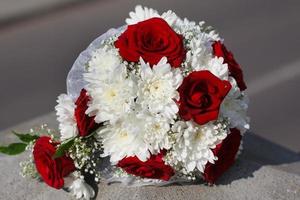 heller hochzeitsstrauß aus weißen rosa blumen des sommers foto