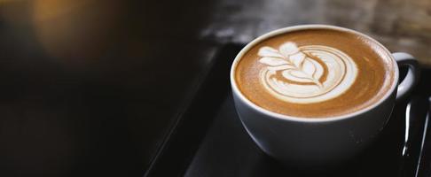 Nahaufnahme von heißem Latte-Kaffee im Café, Fotobanner für Website-Header-Design mit Kopierraum für Text