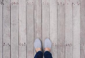 selfie von füßen und schuhen auf bretterbodenhintergrund mit kopienraum, draufsicht foto