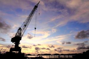 Kräne im Hafen bei Sonnenuntergang foto