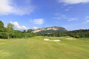 schöner Golfplatz. foto