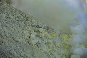 Schwefeldämpfe aus dem Krater des Vulkans Kawah Ijen, Indonesien foto