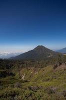 blick vom tropischen wald mit pfad zum vulkan kawah ijen, ost java, indonesa foto