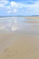 Strand und wunderschönes tropisches Meer foto