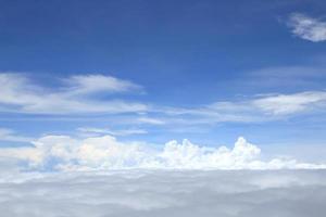 Flugzeug über Wolken foto