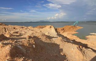 Bagger an einem Fluss gelegen und einsatzbereit foto