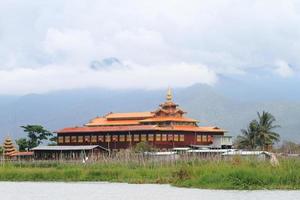 hölzernes burmesisches buddhistisches kloster am inle-see, myanmar foto