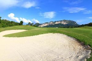 schöner Golfplatz. foto