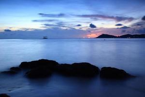 die schöne aussicht auf das meer bei khao leam ya - mu ko samet rayong, thailand foto