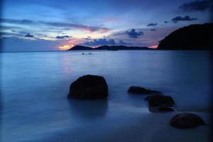 die schöne aussicht auf das meer bei khao leam ya - mu ko samet rayong, thailand foto