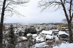 Blick auf die Stadt Takayama in Japan im Schnee foto