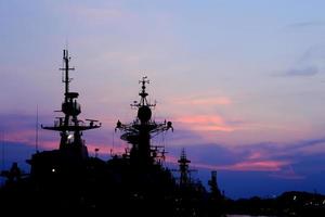 Schlachtschiff mit Sonnenuntergang dahinter foto