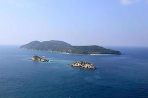 strand in hoher winkelansicht, erstaunliche seelandschaft des berühmten tourismusziels thailands foto