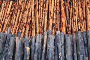 Mangrovenholz zur Verarbeitung als Holzkohle foto