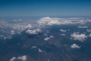 Bali-Insel im tropischen Meer, Blick vom Flugzeugblick foto