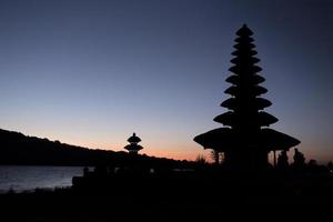 Silhouette des Pura-Ulun-Danu-Tempels foto