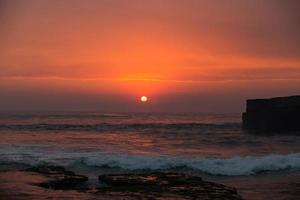 Sonnenuntergang über hinduistischen Tempel pura tanah viel, bali, Indonesien foto