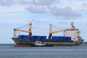 Frachtschiff in Richtung Hafen foto