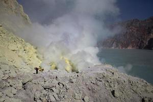 schwefelmine mit arbeitern in kawah ijen, java, indonesien foto