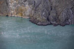 Der saure Schwefelsee am Krater Kawah Ijen. Indonesien foto