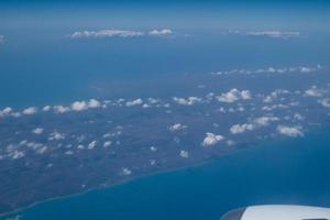 blauer Himmel aus dem Flugzeugfenster foto