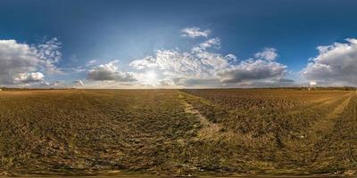 Vollständiges nahtloses sphärisches HDRI-Panorama 360-Grad-Winkelansicht zwischen Feldern am Frühlingstag mit fantastischen Wolken in äquirechteckiger Projektion, bereit für VR- und Virtual-Reality-Inhalte foto