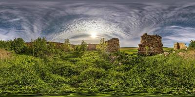 Vollkugelförmiges, nahtloses HDRI-Panorama 360-Grad-Winkelansicht in der Nähe von Mauern eines verlassenen, zerstörten Bauernhauses aus Stein mit Abendwolken in äquirechteckiger Projektion, vr ar-Virtual-Reality-Inhalt. foto