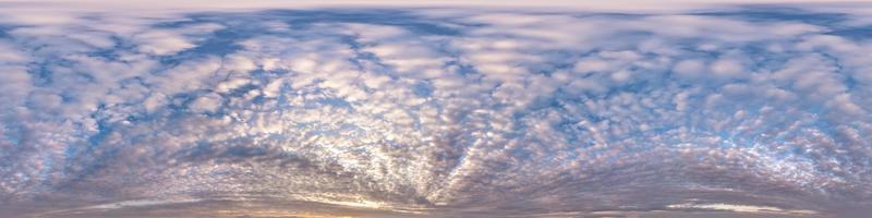 nahtloses hdri-panorama 360-grad-winkelansicht blauer himmel mit schönen abendlichen flauschigen kumuluswolken ohne boden mit zenit zur verwendung in 3d-grafiken oder spielentwicklung als himmelskuppel oder drohnenaufnahme bearbeiten foto