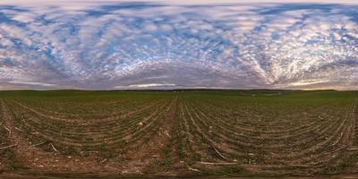 Vollständiges, nahtloses sphärisches HDRI-Panorama 360-Grad-Winkelansicht zwischen Feldern am Frühlingsabend mit fantastischen Wolken in equirectangularer Projektion, bereit für vr-Virtual-Reality-Inhalte foto