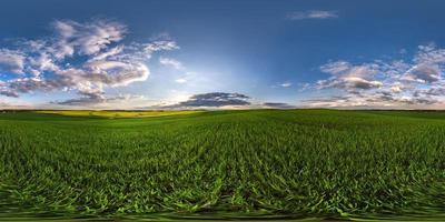 Vollständiges, nahtloses sphärisches HDRI-Panorama 360-Grad-Winkelansicht zwischen den Feldern am Frühlingsabend mit fantastischen Wolken in equirectangularer Projektion, bereit für VR-AR-Virtual-Reality-Inhalte foto