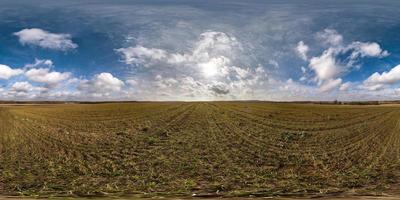 Vollständiges nahtloses sphärisches HDRI-Panorama 360-Grad-Winkelansicht zwischen Feldern am Frühlingstag mit fantastischen Wolken in äquirechteckiger Projektion, bereit für VR- und Virtual-Reality-Inhalte foto