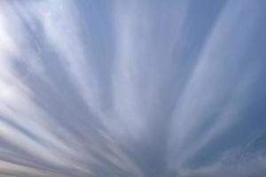 Hintergrund des blauen Himmels mit winzigen Stratus-Zirrus-gestreiften Wolken. Clearingtag und gutes windiges Wetter foto