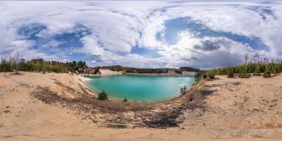 Vollständiges, nahtloses sphärisches HDRI-Panorama 360-Grad-Winkelansicht auf der Kalksteinküste eines riesigen grünen Sees für die Sandgewinnung Alter Bergbau mit schönen Wolken in equirectangularer Projektion, vr-Inhalt foto
