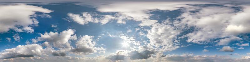 Nahtloses Hdri-Panorama 360-Grad-Winkelansicht Blauer Himmel mit wunderschönen, flauschigen Kumuluswolken mit Zenit zur Verwendung in 3D-Grafiken oder in der Spieleentwicklung als Himmelskuppel oder Drohnenaufnahme bearbeiten