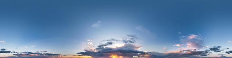nahtloses Hdri-Panorama 360-Grad-Winkelansicht blauer Abendhimmel mit schönen Wolken vor Sonnenuntergang ohne Boden mit Zenit zur Verwendung in 3D-Grafiken oder Spieleentwicklung als Himmelskuppel oder Drohnenaufnahme bearbeiten foto