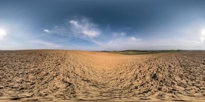 Vollständiges, nahtloses sphärisches HDRI-Panorama 360-Grad-Winkelansicht zwischen Feldern am Frühlingsabend mit fantastischen Wolken in equirectangularer Projektion, bereit für vr-Virtual-Reality-Inhalte foto