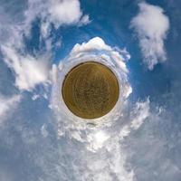 Little Planet Transformation von sphärischem Panorama 360 Grad. sphärische abstrakte luftaufnahme im feld mit fantastischen schönen wolken. Krümmung des Raumes. foto