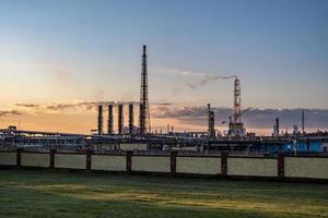 Rohrleitungen eines Chemieunternehmens. Luftverschmutzungskonzept. Industrielandschaft Umweltverschmutzung Abfall von Wärmekraftwerken foto