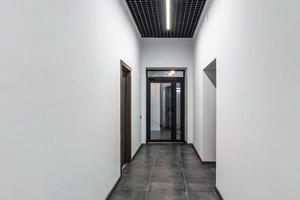 weißer leerer korridor für zimmerbüro im innenraum moderner wohnungen, büros oder kliniken foto
