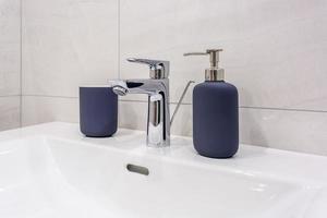 Wasserhahn Waschbecken mit Wasserhahn in teurer Loft-Küche foto