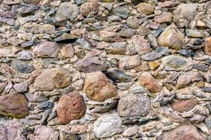 Oberfläche einer alten Mauer aus riesigen Steinen eines zerstörten Gebäudes foto