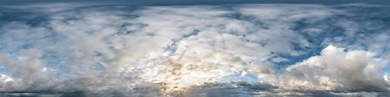 blauer Himmel mit schönen abendlichen Kumuluswolken. nahtloses Hdri-Panorama 360-Grad-Winkelansicht mit Zenit zur Verwendung in 3D-Grafiken oder Spieleentwicklung als Himmelskuppel oder Drohnenaufnahme bearbeiten foto