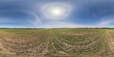 Vollständiges nahtloses sphärisches Hdri-Panorama 360-Grad-Winkelansicht zwischen Feldern am Frühlingstag mit Heiligenschein am klaren Himmel in equirectangularer Projektion, bereit für VR-AR-Virtual-Reality-Inhalte foto