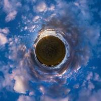 Little Planet Transformation von sphärischem Panorama 360 Grad. sphärische abstrakte luftaufnahme im feld mit fantastischen schönen wolken. Krümmung des Raumes. foto