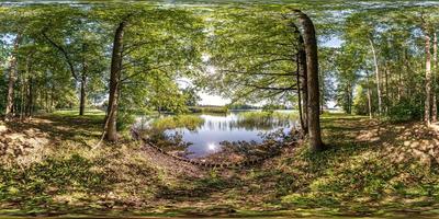 Vollständiges, nahtloses sphärisches HDRI-Panorama 360-Grad-Winkelansicht auf Fußgängerweg zwischen den Büschen des Waldes in der Nähe von Flüssen oder Seen in equirectangularer Projektion, bereit für virtuelle Realitätsinhalte foto