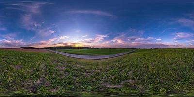 Vollständiges, nahtloses sphärisches HDRI-Panorama 360-Grad-Winkelansicht zwischen Feldern im Sommerabendsonnenuntergang mit fantastischen blau-rosa-roten Wolken in equirectangularer Projektion, bereit für die virtuelle Realität von vr ar foto