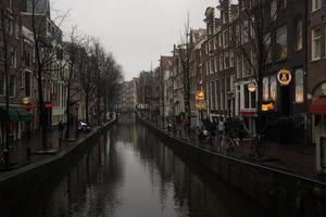 Amsterdam, Niederlande, 2015 - Blick von einer Brücke über einen der Kanäle von Amsterdam foto