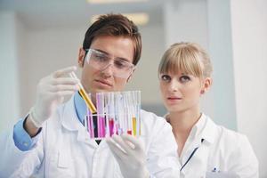 Wissenschaftsleute im hellen Labor foto