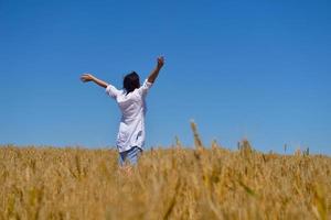 junge Frau mit ausgebreiteten Armen zum Himmel foto